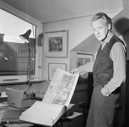 Per Anders Fogelström visar material ur sin Stockholmianasamling i bostaden på Styrmansgatan 27, 5 trappor