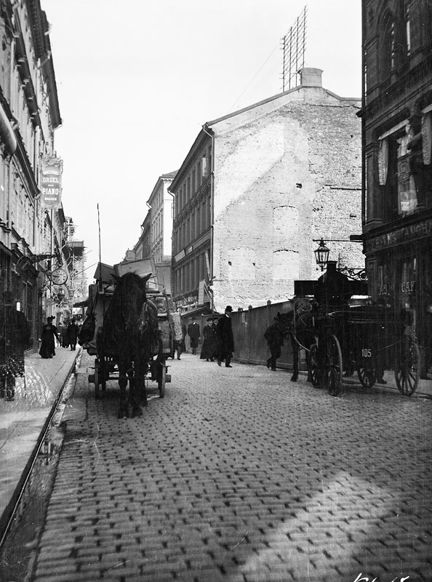 Drottninggatan 46 med södra brandgaveln synlig efter rivning av Drottninggatan 44