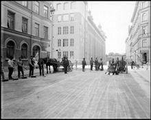 Hörnet Västmannagatan-Rådmansgatan: gatuarbeten, läggning av asfalt (?). I bakgr. Rådmansgatan västerut och Adolf Fredriks Folkskola i kv. Blosset