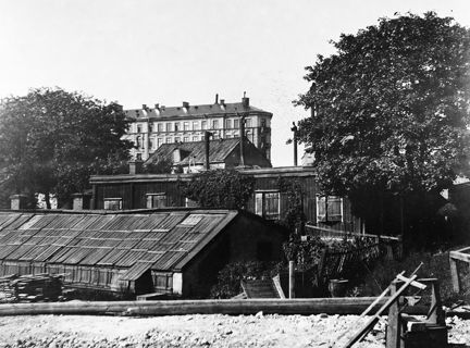 Bergianska trädgården, kv. Resedan. Christinedals växthus i nuv. korsningen mellan Dalagatan och Odengatan. Vy från söder mot Karlbergsvägen
