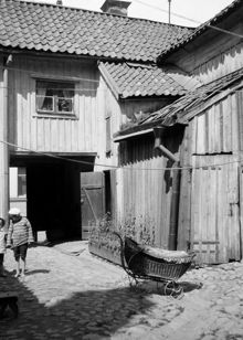 En barnvagn står på gårdssidan av Maria Högbergsgata 49. Nuvarande Högbergsgatan 83