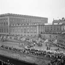 Från Riksbankens tak mot Slottskajen och slottet. Gustav V:s 85-årsdag, 16 juni 1943