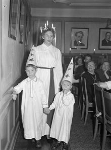 Karduansmakargatan 9, Högerns Riksorganisation. Luciakaffe där Högerns telefonist, Anita Adolfson, med stjärngossarna Jan och Hans Browall lussade