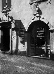 Portal vid Kindstugatan 4. Här säljs nya och begagnade kläder, skodon mm