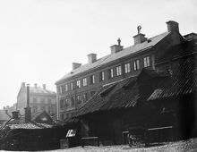Gården till kv. Sjökalven 2 söderut. Kvarteret ligger mellan Lilla Badstugatan 4 och Stora Badstugatan 31. Huset med sotarna ligger vid Lilla Badstugatan 1. Nuv. Sveavägen söder om Kungstensgatan