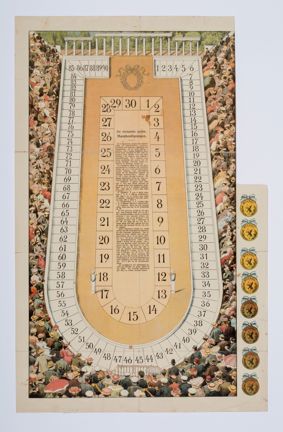 Ett sällskapspel på papper i många färger. föreställer Stockholms Stadion med publik runtomkring. Längs högra kanten finns tryckta medaljer avsedda att klippas ut. Ovanför dem en bortklippt bit där figurer att användas som spelpjäser troligen suttit.