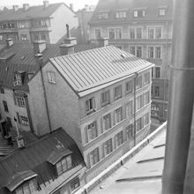 Utsikt mot fastigheten Riddaren 9 vid hörnet Riddargatan - i bakgrunden - och Grev Turegatan 4