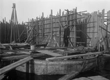 Ingenjör Henrik Kreüger står vid de cirkelrunda formarna till tornets fundament. Stadshuset är under uppförande.