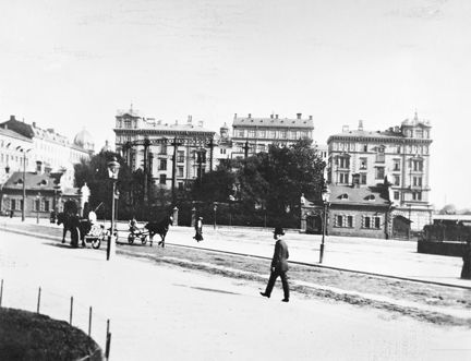 Gasklockan vid Norra Bantorget. I bakgrunden Lundbergska huset