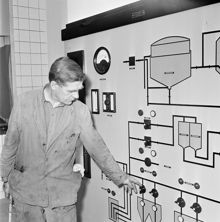 Loudden. Reningsverket, Manöverhuset. Maskinist Herbert Johansson demonstrerar den centrala manövertavlan