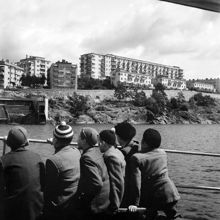 Pojkar på skolresa med båt. Fredhäll och Fredhällsbadet i bakgrunden
