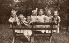 Småflickor på parkbänk vid Frimurarbarnhuset i Kristineberg, 1923.