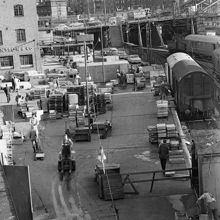 Transporter till Centralsaluhallen med järnväg. Kungsgatan i fonden. Nu kv. Blekholmen.