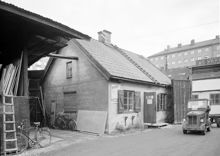 Lundquist o. Lindroth AB Trävaruaffär, såg och hyvleri. Brädgård och trävaruhandel vid dåvarande Åsötorget, här ligger nu Åsö gymnasium vid Götgatan 88. Blekingegatan i fonden