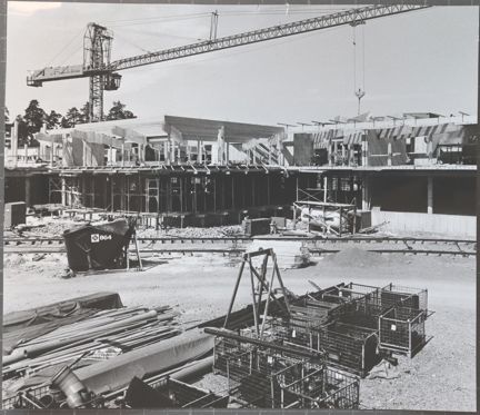 Svartvitt fotografi på uppbyggnaden av Tensta gymnasium