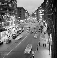 Kungsgatan mot Sveavägen och Hötorget under kvällstid