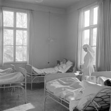 Svea Artilleriregemente. Sjuksal på andra våningen. Patienter ligger i sängar och läser