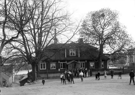 Malmgård med barn framför