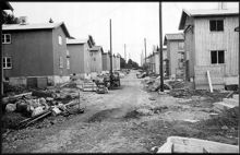 Ängby småstugeområde under byggnad vid Peringskiöldsvägen, från kvarteret Runstaven 4 mot sydost