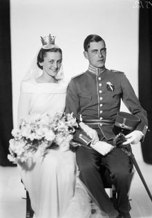 Porträtt av brudparet Eva (född Svennilson den 15 april 1915) och Ebbe Gyllenstierna (född 12 november 1911). Brölloppet stod i Solna kyrka oktober 1936.