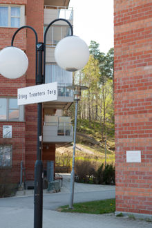 Litterär skylt: Citat ur Stieg Trenters deckare Tiga är silver
