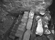 Foto från arkeologisk undersökning, valv under trappa i Storkyrkobrinken
