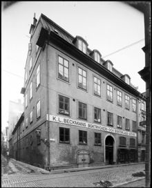 Hörnet Yxsmedgränd - Lilla Nygatan t.h.  Affärsskylt: K. L. Beckmans boktryckeri- och bokförlags-affär