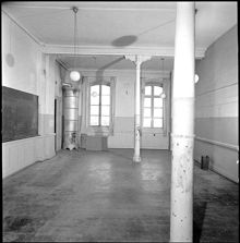 Adolf Fredriks folkskola. Skolsal, 1 tr, med kolonner av gjutjärn