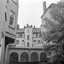 Gård med övertäckt gång mellan gatu- och gårdshuset på Karlbergsvägen 87