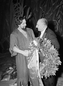 Gustav Adolfs Torg 2. Konsertmästare Giovanni Turicchia hyllas på Operan