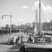 Munkbrohamnen. En last med potatissäckar vid kajen