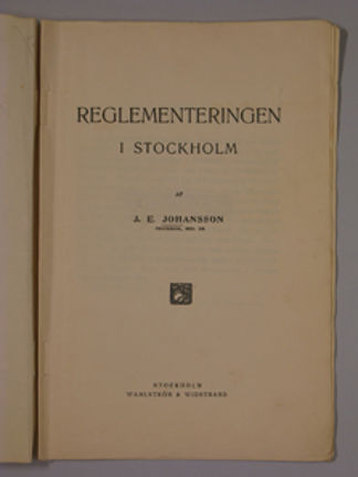 Grå text på gulnat papper, försättsblad i boken