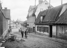 Nybergsgränd (nuv. Nybergsgatan) norrut. I fonden Cirkus vid Karlavägen