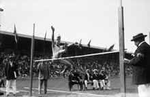 Olympiska spelen i Stockholm 1912. Höjdhopp med anlopp. Sveriges bronsmedaljör G. Åberg hoppar höjdhopp med anlopp, det vill säga höjdhopp med satts.