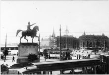Slussen med den trafikordning som började den 1.4.1922 vid sammankopplingen av norr- och söderlinjerna Karl Johans torg. Statyn vid torget