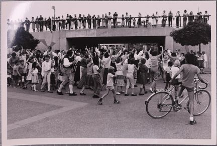 Svartvitt fotografi på internationell folkdansfest i Axelsberg