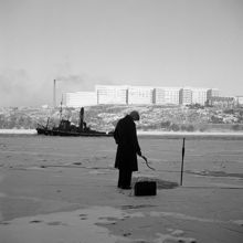 Vinterfiske på Årstaviken. Södersjukhuset i fonden