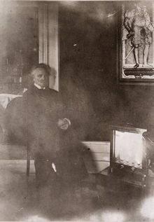 August Strindberg värmer händerna