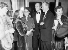 Dramaten (Dramatiska Teatern). Premiär av Graham Greenes (t.h.) pjäs ""I sista rummet"" på Lilla scenen. Andra fr. v. Inga Tidblad