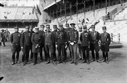 Olympiska spelen i Stockholm 1912. Gruppporträtt av prisdomarna vid fälttävlingen "Military". I mitten syns överste Bror Munch.