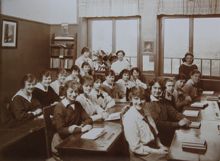 Anna Sandströms skola - flickor i klassrum 1918