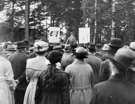 Fotografi av Agda Östlund som talar i Enskede musikpark, söndagen den 11 september 1921