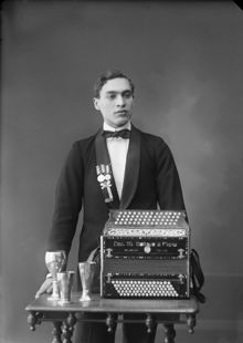 Porträtt av Domenico Jaconelli (född 1895 i Italien) med utmärkelser och dragspel.