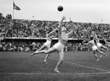 Råsundastadion. VM-laget i gymnastik uppträder i samband med fotbollslandskampen mellan Sverige och Danmark