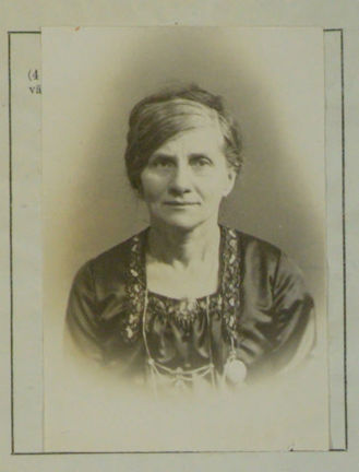 Utsnitt ur ansökan som visar Eldas foto och lite tryckt text samt handskrivet "Edla Bikoff"