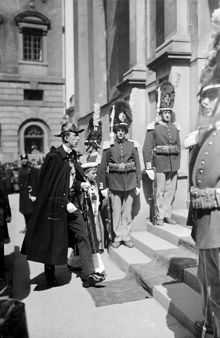 Trångsund 1, Storkyrkans entré. Prins Wilhelm på väg in i kyrkan vid kronprinsessan Margaretas begravning