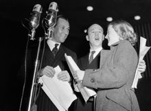 Karlaplan 4, Radiotjänst/Karlaplansstudion. Radioprogrammet Karusellen. Georg Rydeberg, Lennart Hyland och Maj Nordvander. Rydeberg och Nordvander ska framföra Géraldys pjäs ""Älska""