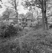 Jakobsbergs gård, västra fasaden. Gården sedd med träd i förgrunden