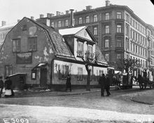 Kv Stjärnan, nuv. kv. Spelbomskan. Hörnhuset i korsningen av Norrtullsgatan och Odengatan. Huset revs 1902
