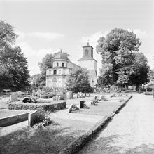 Spånga kyrka med Bondeska gravkoret. I förgrunden kyrkogården
